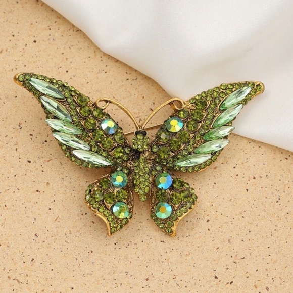 💚 Betsey Johnson stunning crystal butterfly brooch 💚 - Picture 2 of 3